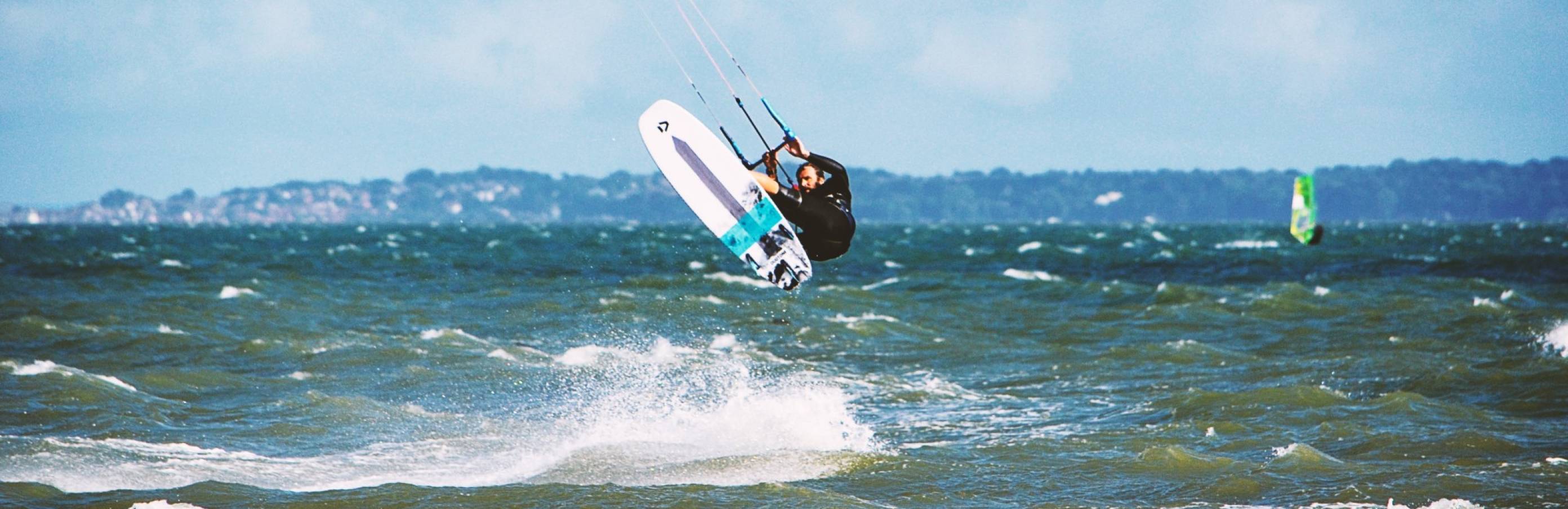 How to choose the right kiteboarding kite size Windy.app