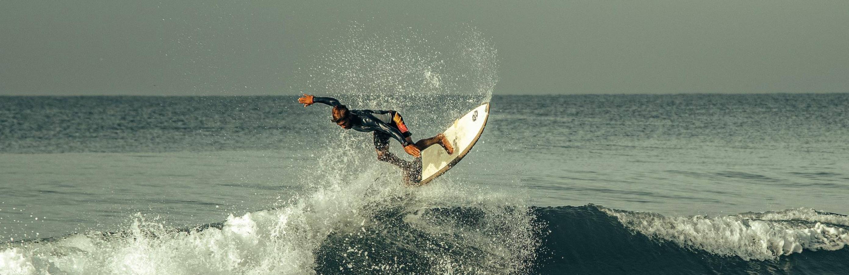 The main surfing dangers and the safety rules to avoid them Windy.app